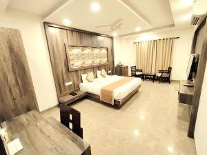 ein Hotelzimmer mit einem Bett und einem Tisch in der Unterkunft DL Resort Dhikuli Jim Corbett in Garjia + 12 Fotos