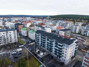 une vue aérienne d'une ville avec des bâtiments dans l'établissement Gammi Apartments - Classy Lapland Stay in Rovaniemi Centre for up to 4 Guests, à Rovaniemi