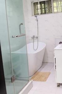 Ένα μπάνιο στο OZI Homes Guaranteed Comfort