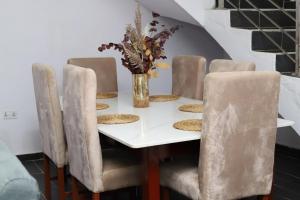 Χώρος καθιστικού στο OZI Homes Guaranteed Comfort