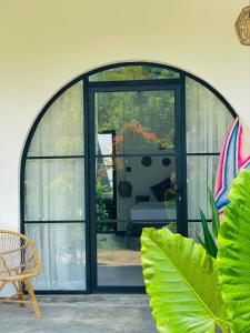 阿杭格默THE ISLaNDERS的通往带椅子的天井的开放式玻璃门