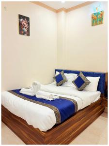 Foto dalla galleria di Hotel The Kashi Elegance 2 Mins Walk To Kal Bhairav Temple & Ganga River #Air Conditioning #Wi-Fi #Room Service #Premium Hotel In Varanasi Book It Early a Cuttack