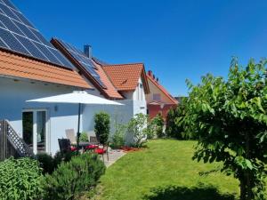 a house with solar panels on the roof at Ludwigshöhe EG in Rhodt unter Rietburg