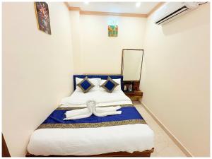 Foto dalla galleria di Hotel The Kashi Elegance 2 Mins Walk To Kal Bhairav Temple & Ganga River #Air Conditioning #Wi-Fi #Room Service #Premium Hotel In Varanasi Book It Early a Cuttack