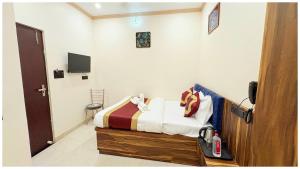 TV a/nebo společenská místnost v ubytování Hotel The Kashi Elegance 2 Mins Walk To Kal Bhairav Temple & Ganga River #Air Conditioning #Wi-Fi #Room Service #Premium Hotel In Varanasi Book It Early + 19 fotografií