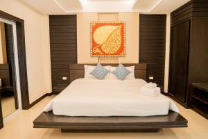 Ban SireにあるLulu Hotel at The Glasshouse Lion Caféの部屋に白いベッドがある寝室