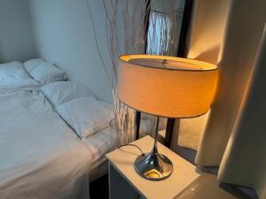 a lamp on a night stand next to a bed at 板橋 RCアネックス Rc206 in Tokyo