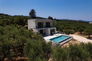 Πισίνα στο ή κοντά στο Floralba Luxury Villa, Essence of Sea View Living