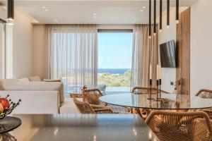 Μια τηλεόραση ή/και κέντρο ψυχαγωγίας στο Floralba Luxury Villa, Essence of Sea View Living