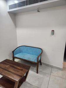 un sofá azul y una mesa en una habitación en Hotel Galaxy, en Jodhpur
