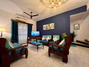 TV a/nebo společenská místnost v ubytování Villa By The Beach Goa