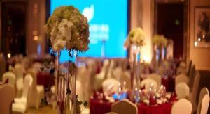 a room filled with tables and chairs with vases of flowers at New Century Grand Hotel Hangzhou Shengtai in Hangzhou +197 photos