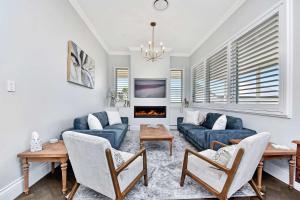 Mitchells FlatにあるStellaview Estateのリビングルーム(青いソファ、暖炉付)