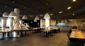 チュンチョンにあるKT&G Sangsangmadang Chuncheon Stay (Korea Quality)の部屋にテーブルと椅子があるレストラン