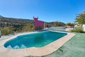 una piscina en el patio trasero de una casa en Casa Papi, en Alcaucín