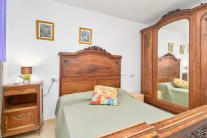 Un dormitorio con una cama y un espejo grande. en Casa Papi, en Alcaucín 22 fotos más