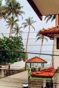 una casa con palmeras y vistas a la playa en Stay Salty, en Matara