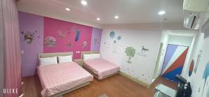 自由天地民宿房間的床 +21 張相片