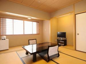 Una televisión o centro de entretenimiento en Imazu Sun Bridge Hotel