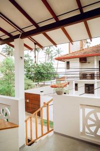 cocina con vistas a una casa en Stay Salty, en Matara