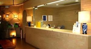 松山市にあるMatsuyama City Hotelのロビー(ランプ付きの長いカウンターあり) +66枚の写真