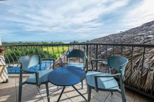 エステリリョスにあるVilla Maralaのパティオ(椅子3脚、テーブル付)