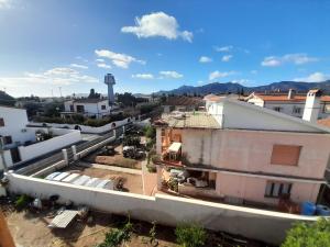 an overhead view of a city with buildings and a water tower at Appartement à 300 m de la mer in Nughedu Santa Vittoria +7 photos