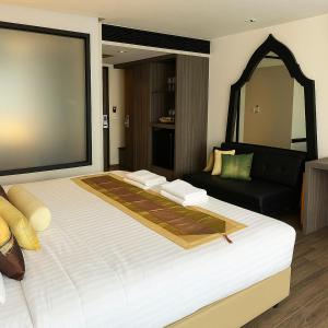 カタビーチにあるStay Kataのソファのある部屋にある大きな白いベッド