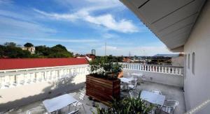 マラッカにあるStyles Hotelの屋上にテーブルと椅子付きのバルコニー