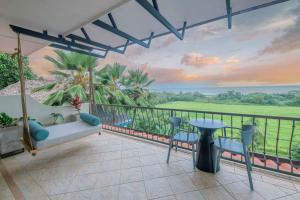 エステリリョスにあるVilla Maralaのバルコニー(ソファ、テーブル、椅子付)