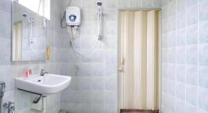 Kupatilo u objektu SPOT ON 91178 Motel Impian +121 fotografija