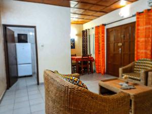 コトヌーにあるEntré personnelle à fidjrosseのソファとテーブルのあるリビングルーム