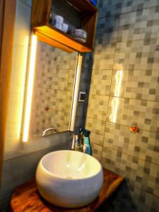 コトヌーにあるEntré personnelle à fidjrosseの白い洗面台と鏡のあるバスルーム