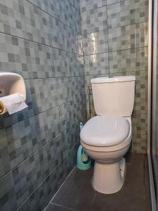 コトヌーにあるEntré personnelle à fidjrosseの白いトイレと洗面台のあるバスルーム