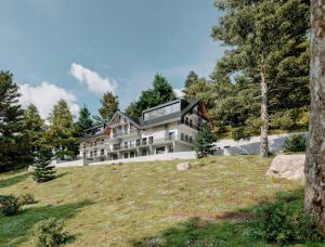 a large house on top of a hill at Apartmán Dub in Golčŭv Jeníkov