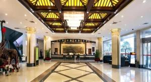 a lobby of a hotel with a large ceiling at Quanzhou Overseas Chinese Hotel in Quanzhou