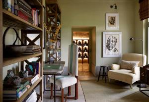 ein Wohnzimmer mit einem Zimmer mit Weinflaschen in der Unterkunft Noois’hof Sinclair Nature Reserve in Helmeringhausen