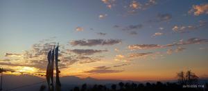 Východ nebo západ slunce při pohledu z kempu nebo okolí