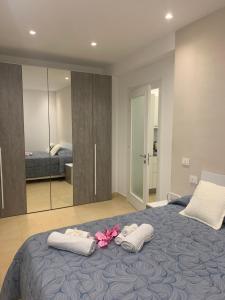 1 dormitorio con 1 cama con toallas y espejo en Appartamento centro Elpidio Blu, en Porto SantʼElpidio 49 fotos más