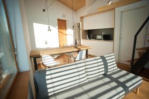 ドブロボにあるApartment Oton Reyaのソファとキッチンのあるリビングルーム