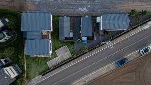 Sindo-riにあるJeju March Pensionの高速道路に隣接する道路の俯瞰図