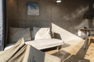 Sindo-riにあるJeju March Pensionのソファとテーブルのあるリビングルーム