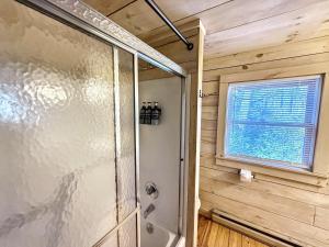 Bilik mandi di 1930's Highlands Hideaway +51 gambar