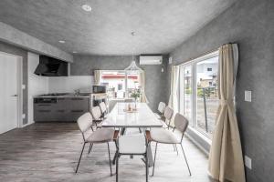 une cuisine et une salle à manger avec une table et des chaises dans l'établissement Sasameyuki, à Furano