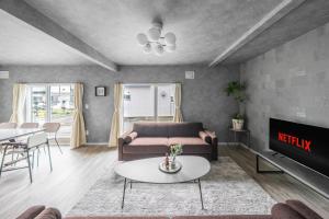 un salon avec un canapé et une cheminée dans l'établissement Sasameyuki, à Furano 104 autres photos