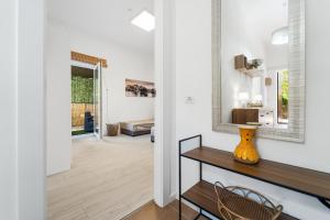 a living room with a table and a mirror at Appartamento Matteo in Pula