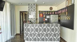 Kampong Kuala PuntiにあるHotel CheckedInnのテーブル付きのレストラン