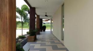 um corredor vazio de uma casa com um corredor em Hotel CheckedInn em Kampong Kuala Punti
