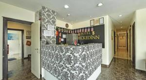 um lobby com um bar no meio de um edifício em Hotel CheckedInn em Kampong Kuala Punti