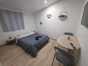 Ένα ή περισσότερα κρεβάτια σε δωμάτιο στο Détente & SPA Mulsanne